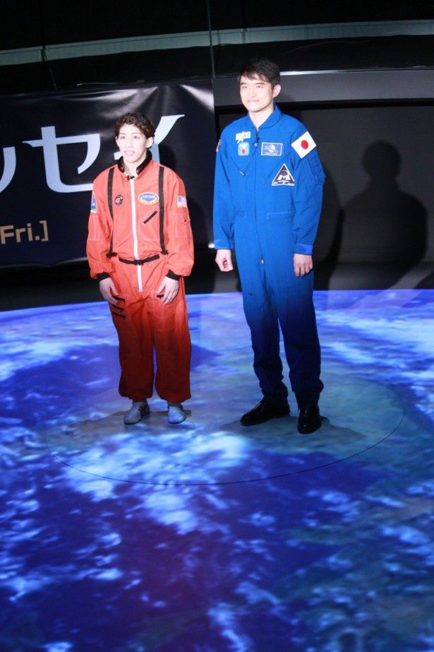 【写真を見る】まるで宇宙遊泳しているようなシチュエーション！