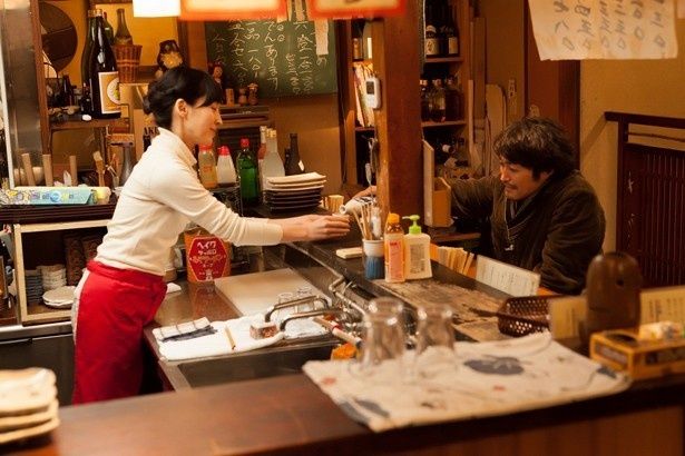亀岡は、ロケ先で訪れた居酒屋で若女将の安曇（麻生久美子）に惹かれてしまう