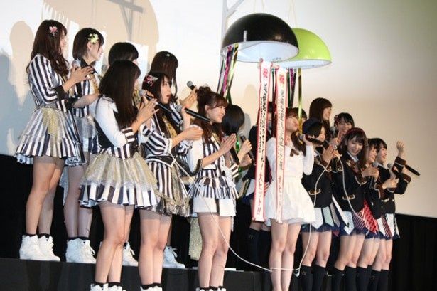 HKT48とNMB48のメンバーが一緒にくす玉割り