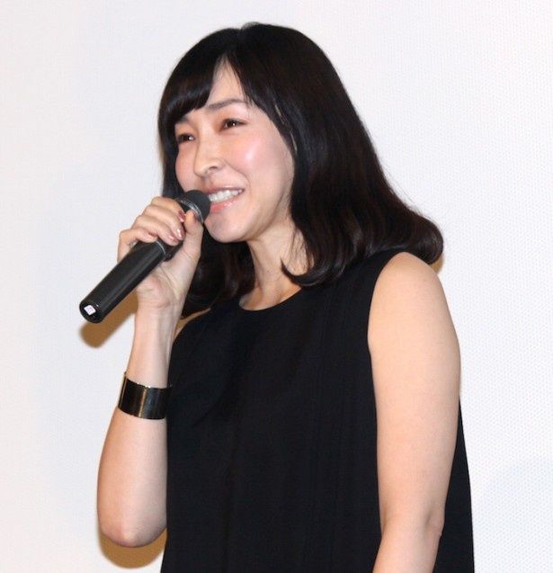 麻生久美子も安田顕のトークに大爆笑！