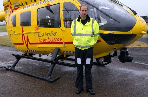 【写真を見る】民間企業で緊急輸送機パイロットとして働いているウィリアム王子