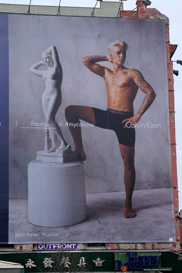 カルバン・クラインの広告塔で見事な体を見せつけているジャスティン・ビーバー