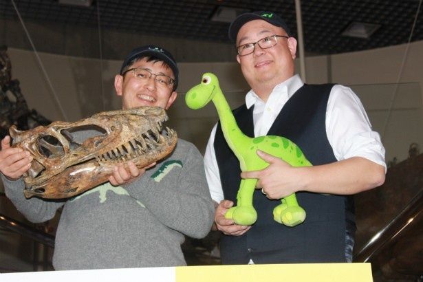 『アーロと少年』の監督がリアルな恐竜の標本と対面