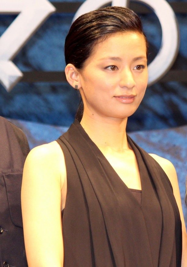 岸涼子役の尾野真千子