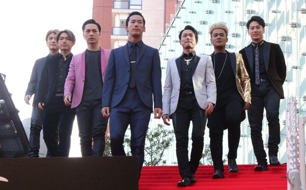 レッドカーペットを降りる三代目JSBのメンバー