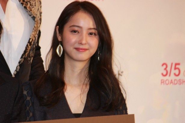 清川七海役の佐々木希