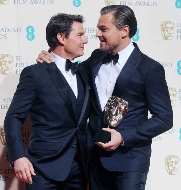 【写真を見る】第69回英国アカデミー(BAFTA)賞で主演男優賞に輝いたレオナルド・ディカプリオを称えるトム