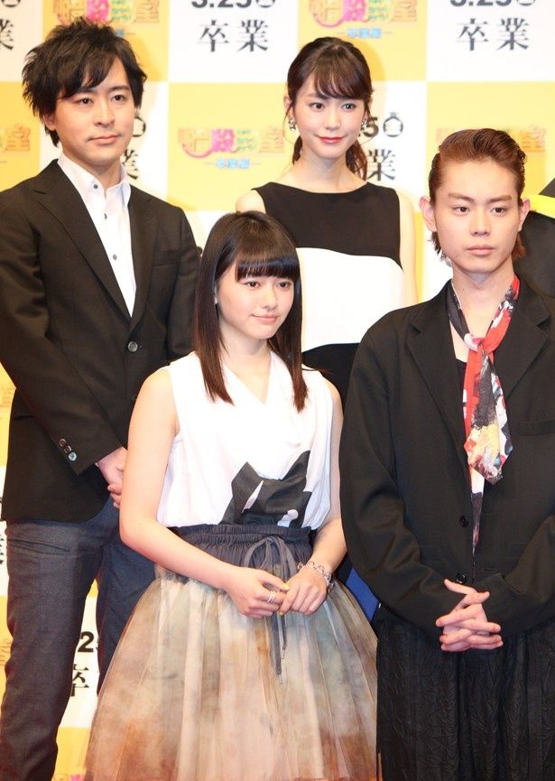 華やかな衣装に身を包んだ出演者と原作者の松井優征(写真左)