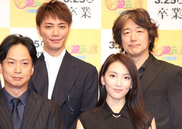 笑顔で写真撮影に応える出演者と監督たち