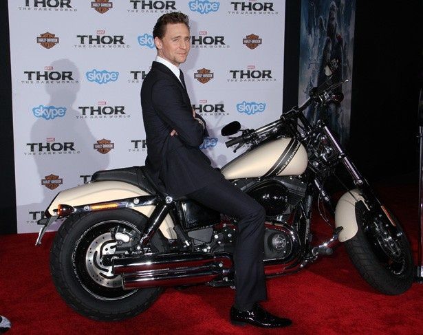 【写真を見る】バイクにまたがった姿もスマートなトム