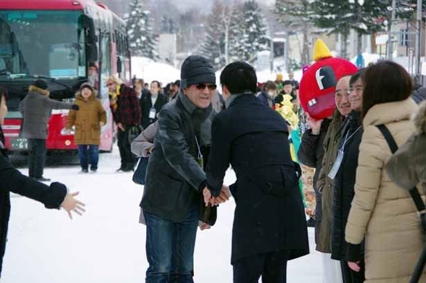 出迎えた鈴木市長と握手するオープニング作品『エヴェレスト 神々の山嶺』の平山秀幸監督