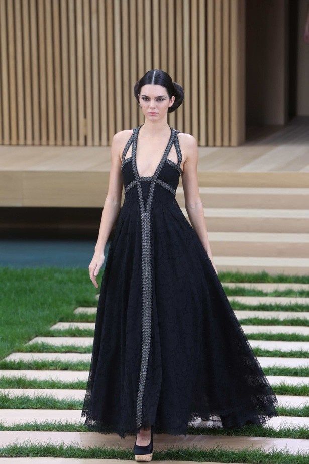 【写真を見る】こちらは今年1月のパリ・ファッションウィークでケンダル・ジェンナーが着ていたドレス
