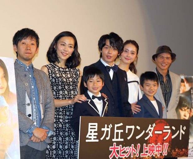 『星ガ丘ワンダーランド』初日舞台挨拶に登場した柳沢翔監督、木村佳乃、高橋曽良、中村倫也、佐々木希、佐藤優太郎、市原隼人