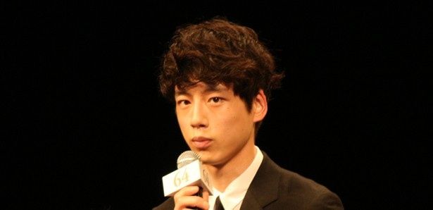 東洋新聞サブキャップを演じた坂口健太郎