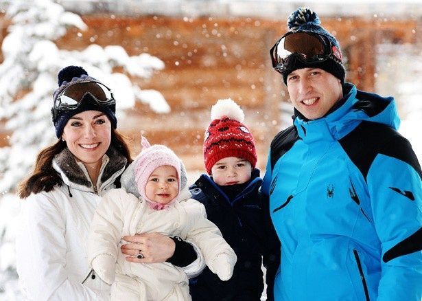 【写真を見る】ジョージ王子＆シャーロット王女と一緒の家族写真