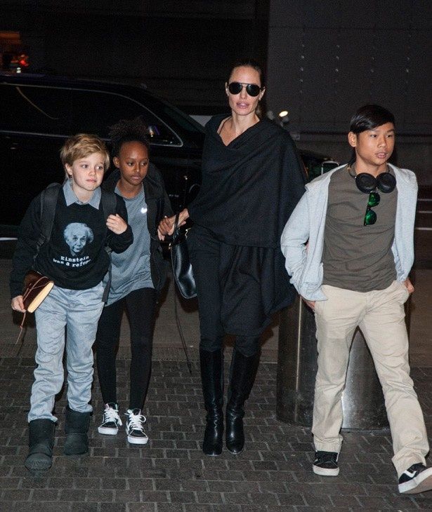 【写真を見る】ロサンゼルスの空港に降り立ったアンジェリーナ・ジョリーと子供たち