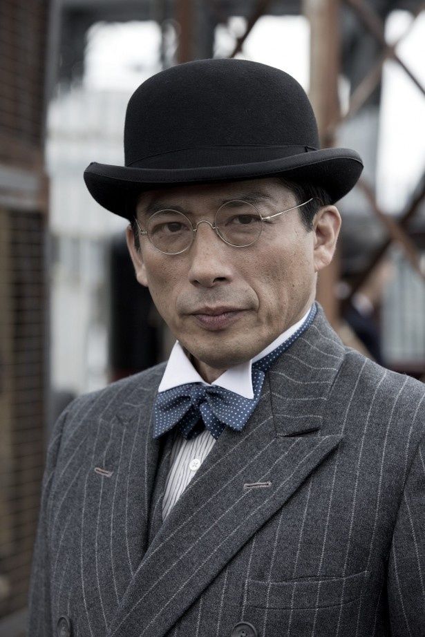 真田が演じるのは、ホームズを日本に呼び寄せるミステリアスな男性・ウメザキ