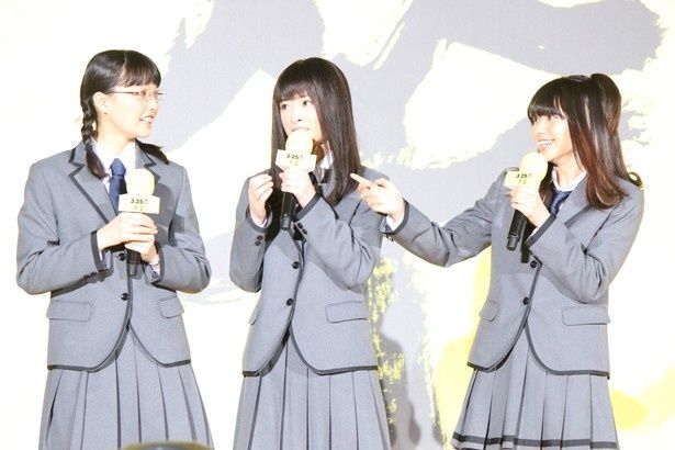 撮影現場での女子部屋の様子について話す上原実矩、優希美青、山本舞香(左から)