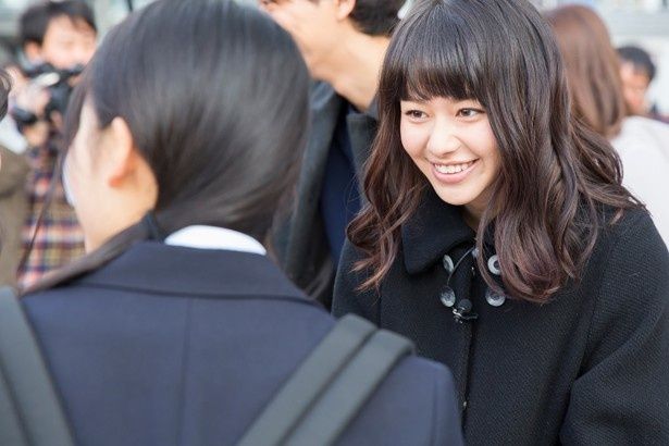 【女優フォト日記】未公開カット 街頭チラシ配りに参加する山本舞香