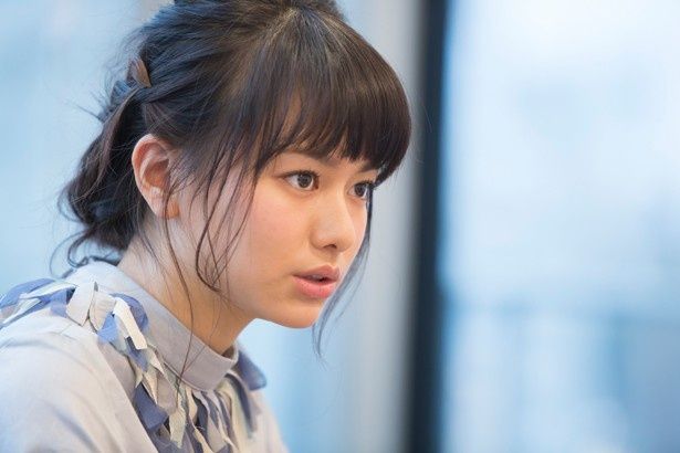 【女優フォト日記】未公開カット 撮影＆インタビューに臨む山本舞香