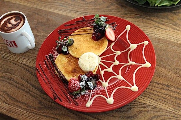 スパイダーパンケーキはソースでスパイダーマンのクモの巣を表現したパンケーキ