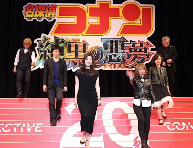 【写真を見る】天海祐希が宝塚退団後20年ぶりに大階段に登場！