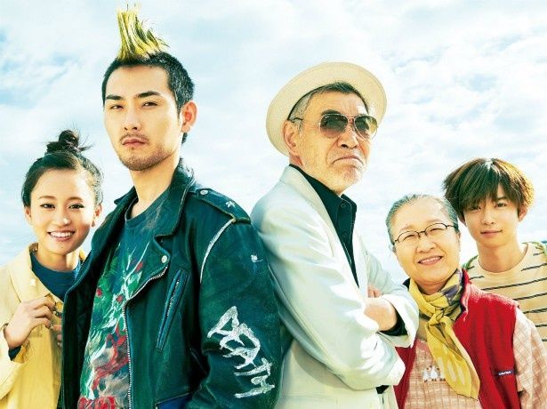 【写真を見る】モヒカン頭の松田龍平ら家族5人の劇中写真はこちら