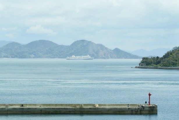 永吉は、結婚報告をするために、広島県の瀬戸内海に浮かぶ戸鼻島に帰ってくる