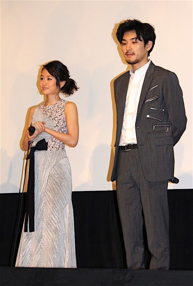 【写真を見る】前田敦子、肩を出した美しいドレス姿を披露！会場からも「かわいい！」と歓声が上がった