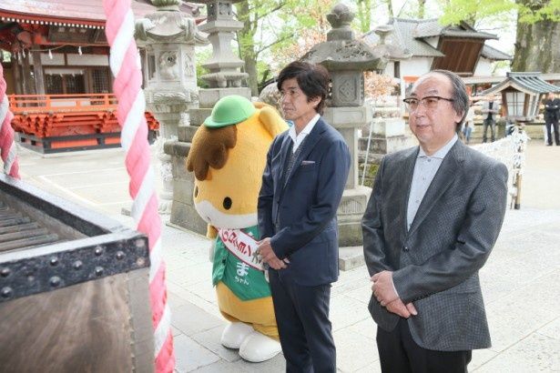 【写真を見る】ぐんまちゃんが、佐藤浩市たちと共にヒット祈願！