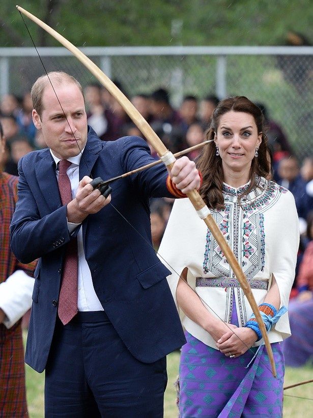 ブータンでアーチェリーに挑戦したウィリアム王子とキャサリン妃
