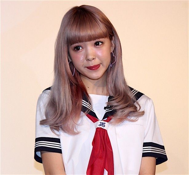 ヒゲ面で女装セーラー服 ニセ女子高生の正体に藤田ニコルが驚愕 画像3 8 Movie Walker Press