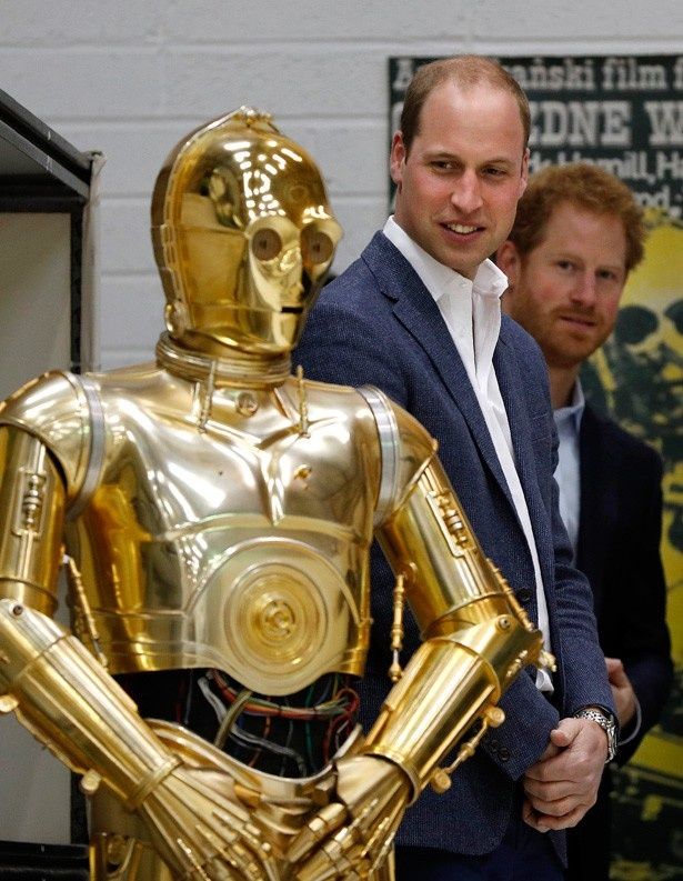 C-3POに熱い眼差しを送る王子たち