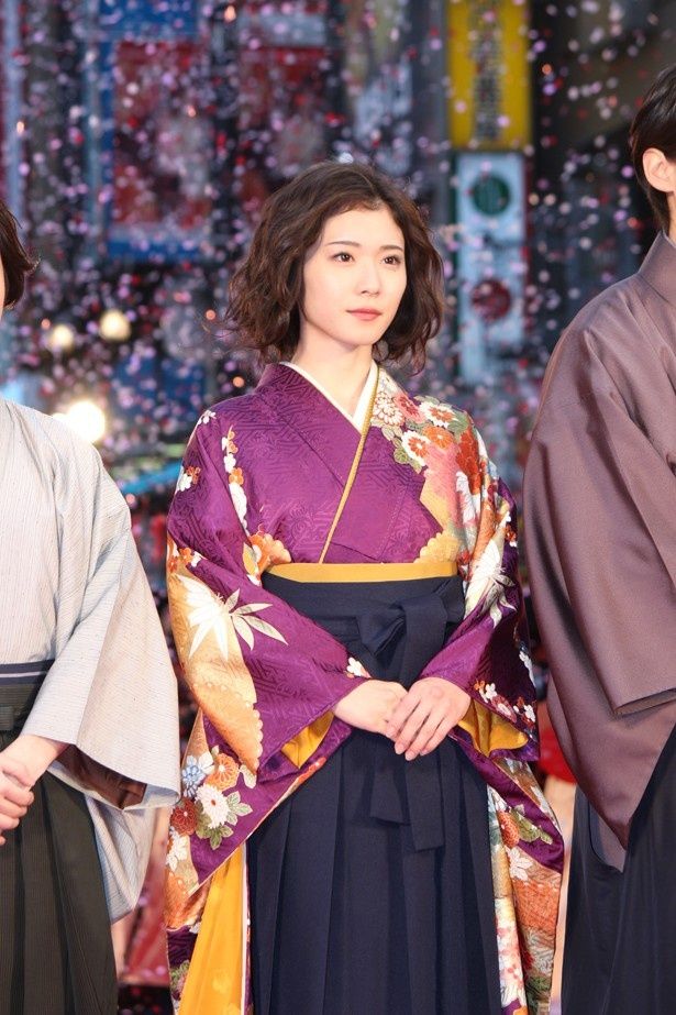 女王の品格漂う紫の袴で登場した松岡茉優