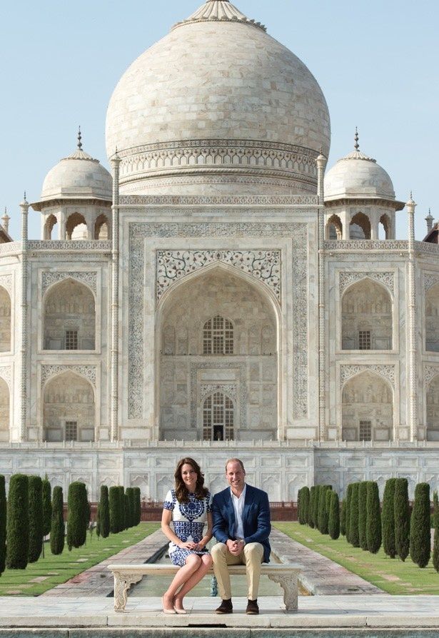 世界遺産タージ・マハルで記念撮影をしたウィリアム王子とキャサリン妃