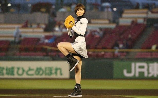 宇宙服風の白いミニスカートでオリックス・バファローズ戦の始球式に挑んだ篠田麻里子