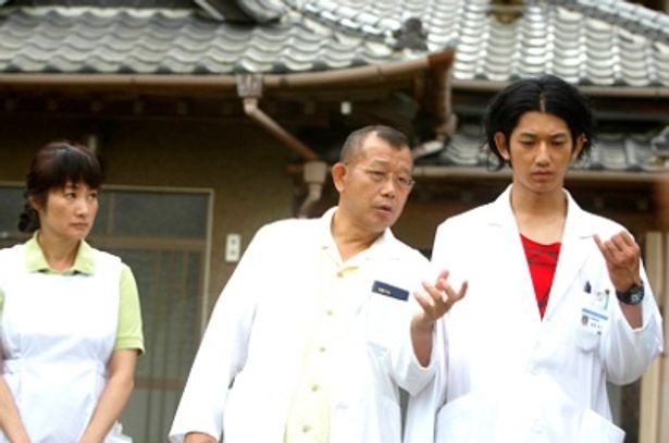 笑福亭鶴瓶(中央)映画初主演、瑛太(右)、余貴美子(左)共演の話題作『ディア・ドクター』