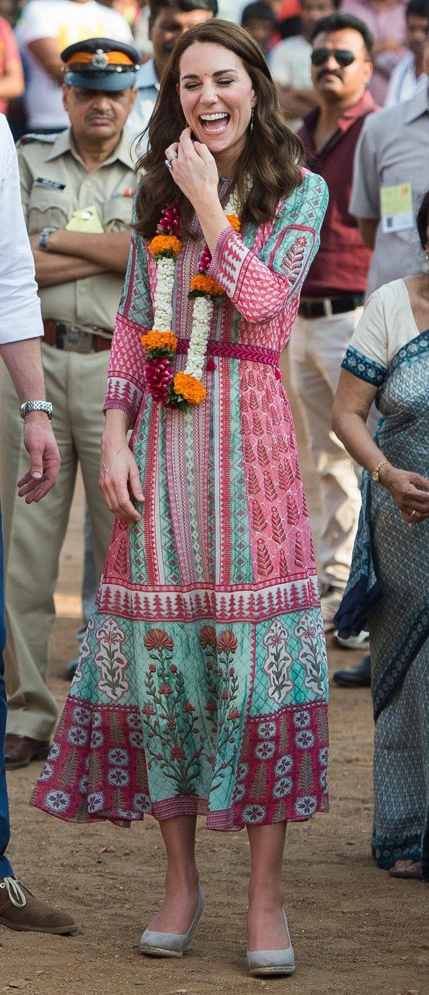 ムンバイ出身のデザイナー、アニータ・ドングルのドレスも着用