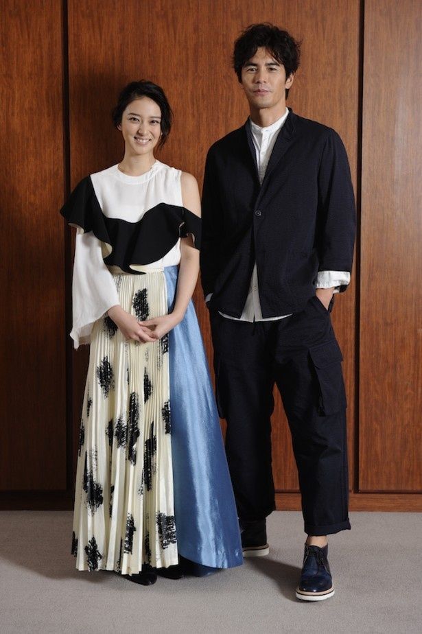 【写真を見る】武井咲、アシンメトリーのドレスが美しい！伊藤英明＆武井咲インタビュー全身写真はこちら