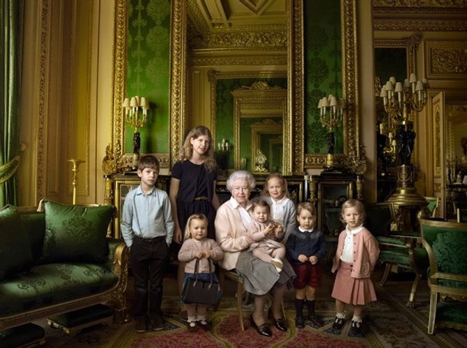 ジョージ王子とシャーロット王女の記念写真の洋服完売