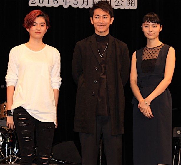 【写真を見る】赤髪の17歳、HARUHIのステージに佐藤健と宮崎あおいがサプライズで登場！