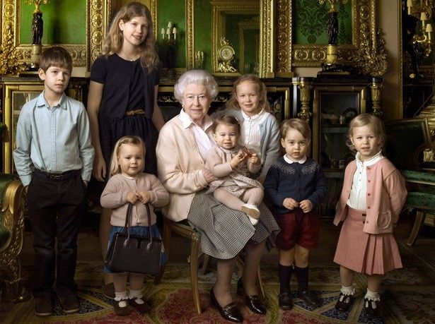【写真を見る】「女王と激似！」と言われたエリザベス女王90歳の誕生日記念の写真