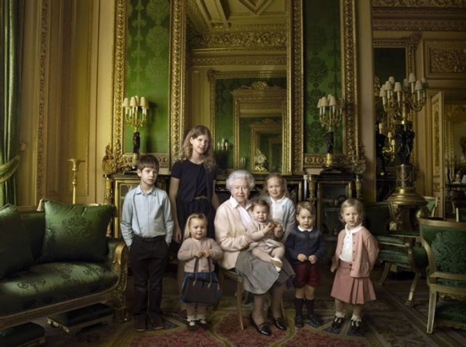 シャーロット王女、1歳の公式写真でブルーもトレンドに！