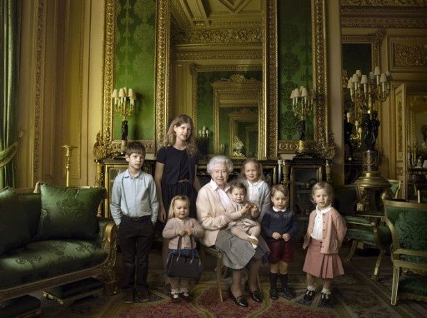 エリザベス女王90歳の誕生日を祝う記念写真では、女王とシャーロット王女がそっくりだと話題に