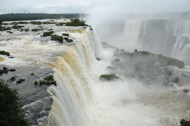 世界遺産にも登録された「イグアスの滝」は圧巻！
