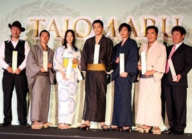 左から：中野裕之監督、やべきょうすけ、柴本幸、小栗旬、田中圭、松方弘樹、山本又一郎プロデューサー