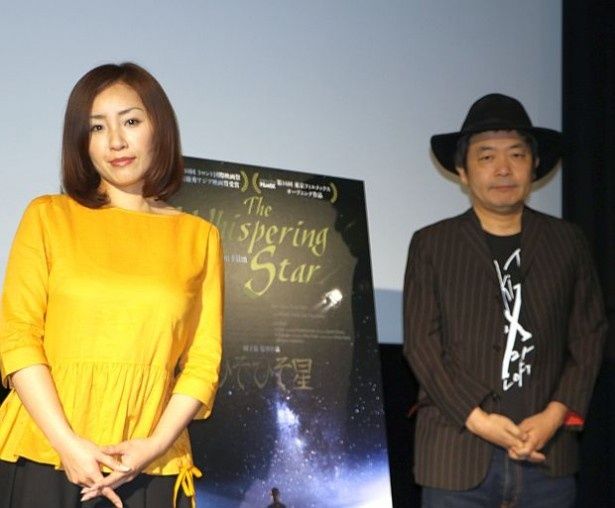 『ひそひそ星』の舞台挨拶に登場した神楽坂恵と園子温監督