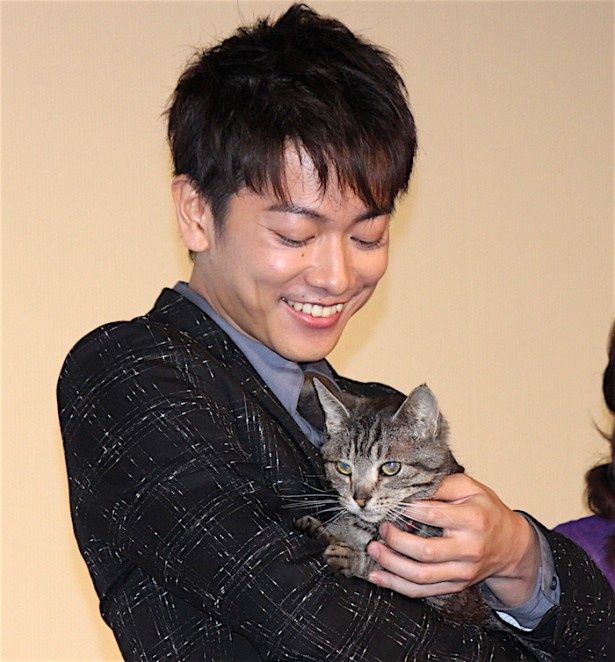 佐藤健、愛猫を抱っこ！