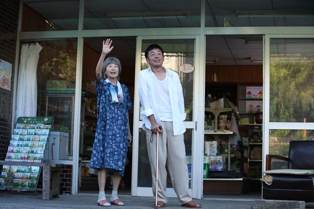 夏美はヤスエ(吉行和子)と恵三(光石研)が営む商店に居候することに