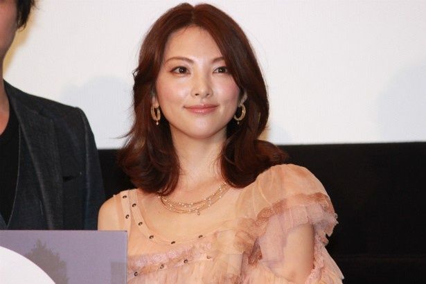 獄中結婚する星野順子役の田中麗奈